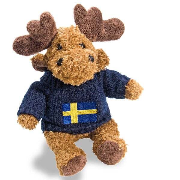 Älg med stickad tröja och svensk flagga
