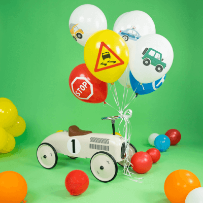 Ballongbukett med bilballonger som dekoration till barnkalas och födelsedag