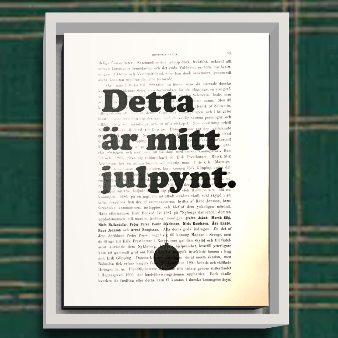 Tavla med texten Detta är mitt julpynt (och en enkel svart kula under.)