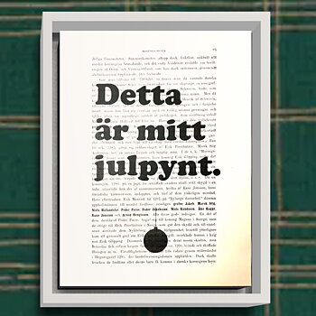Tavla med texten Detta är mitt julpynt (och en enkel svart kula under.)
