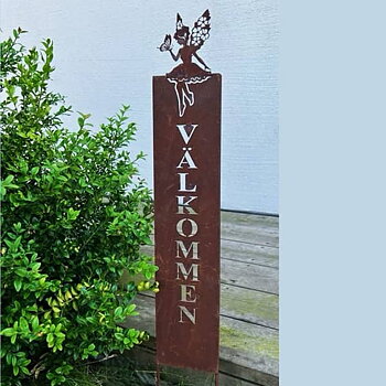 Välkommen skylt i rost med sittande älva