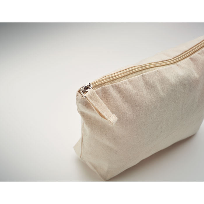 Beige toilettaske set fra oven