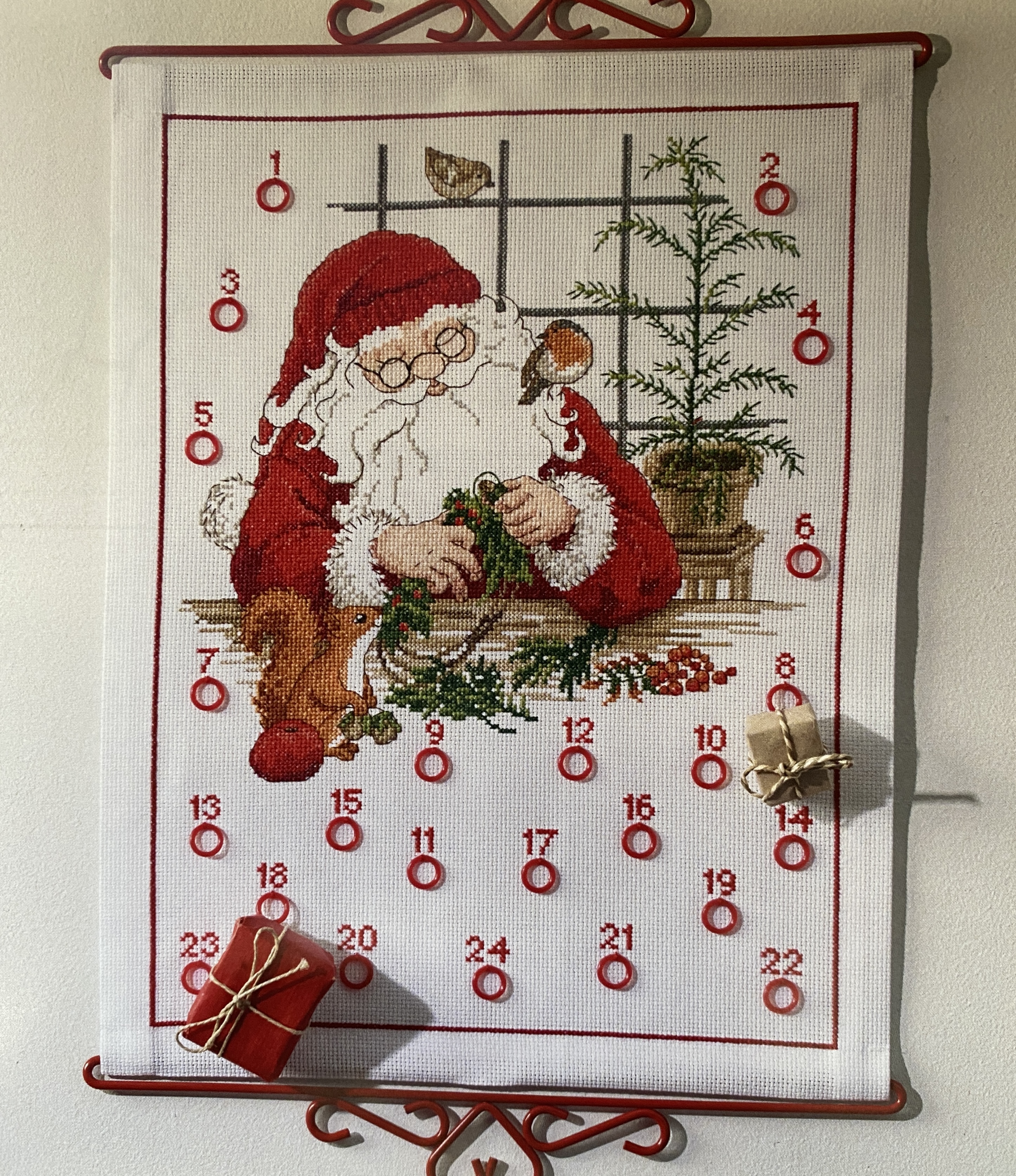 Adventskalender. Tomten julpysslar med sina fågelvänner.