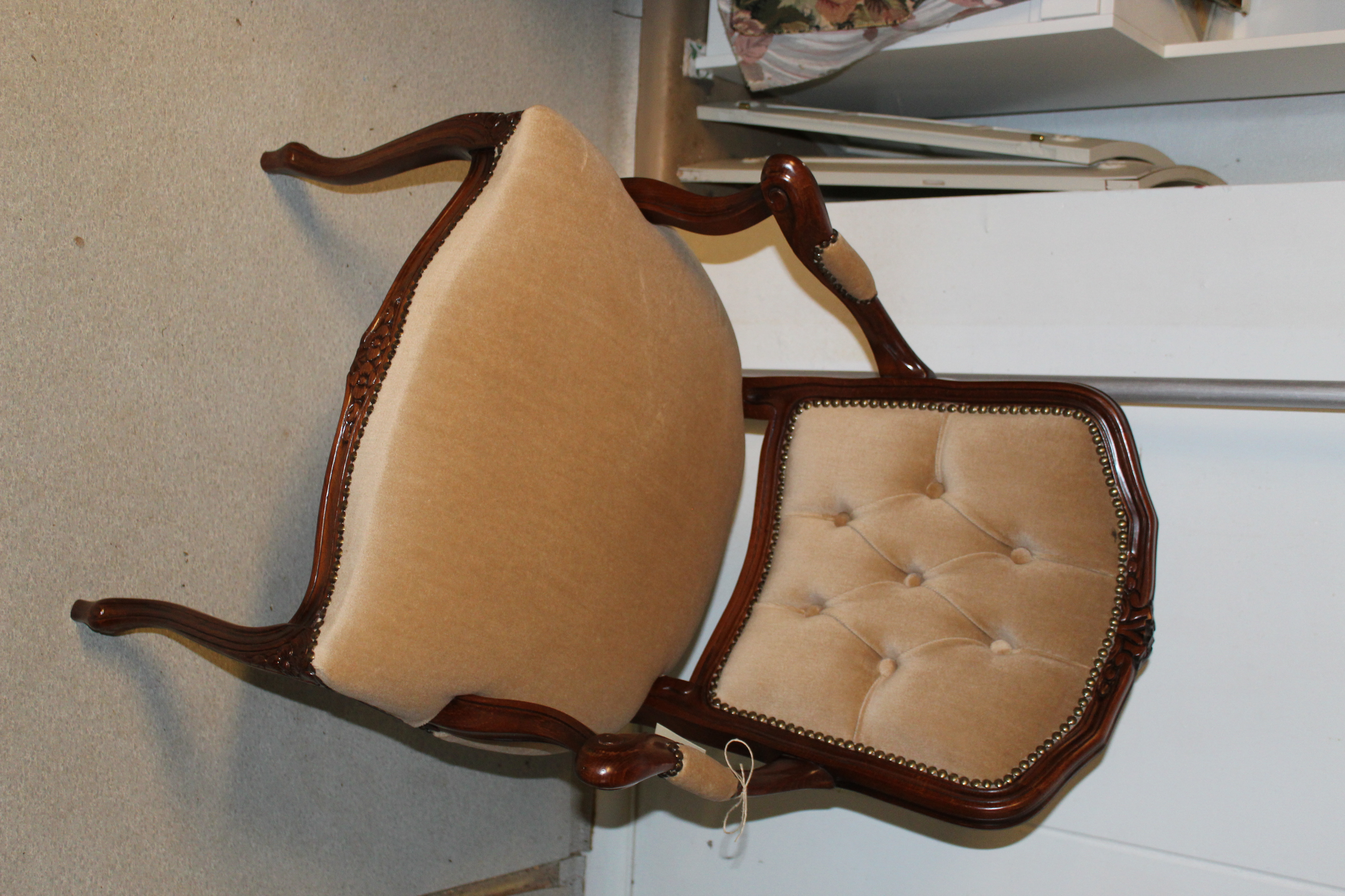 Stilstol i beige sammet