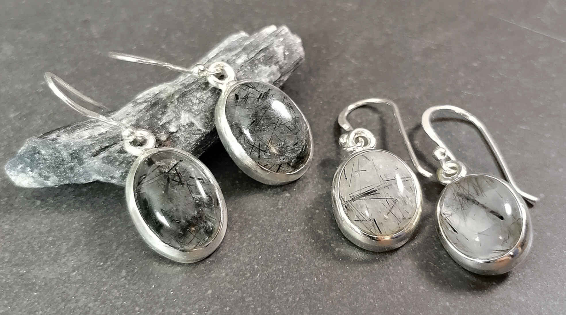 Silver Örhängen med Cabochon i Turmalinkvarts