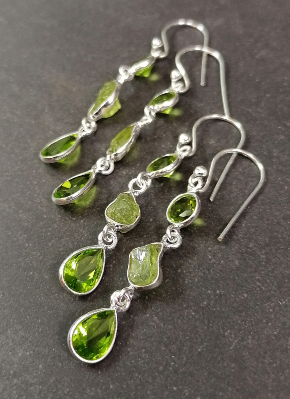 Örhängen med fasetterad och rå Peridot i Silver - 2