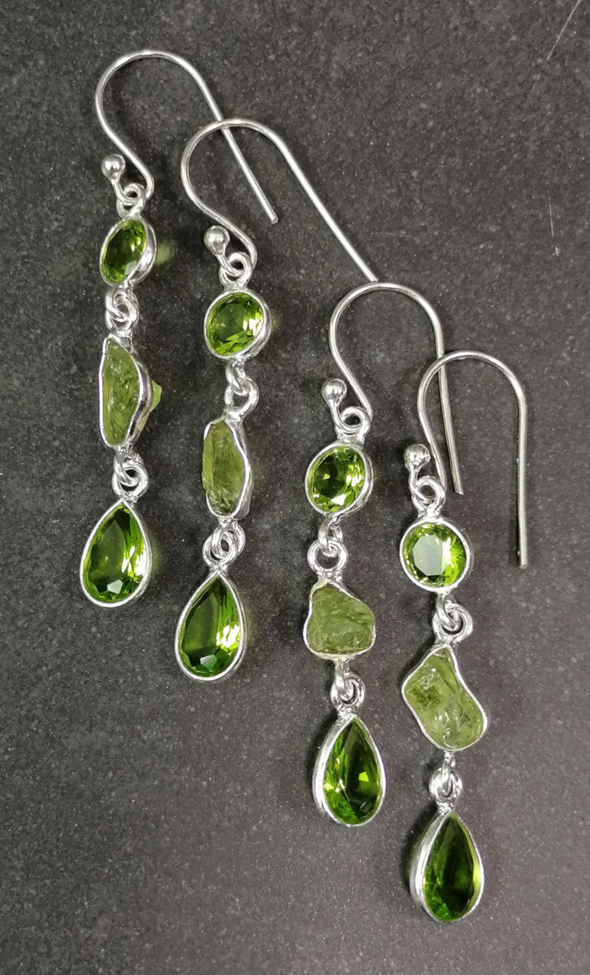 Örhängen med fasetterad och rå Peridot i Silver