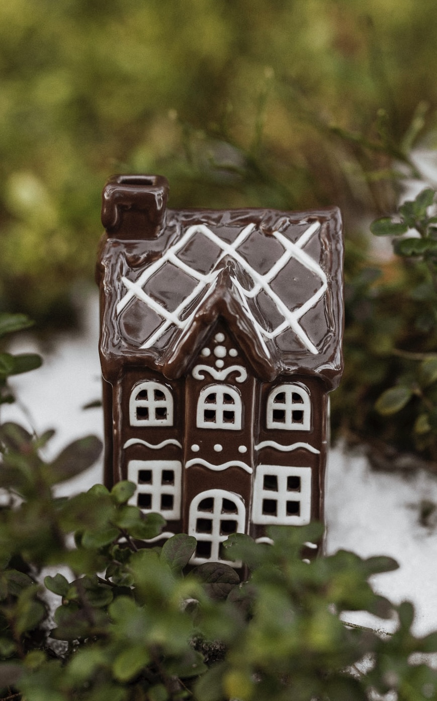 Huslykta Julbyn nr 1. pepparkakshus i keramik 14 cm