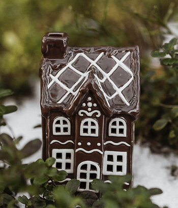 Huslykta Julbyn nr 1. pepparkakshus i keramik 14 cm