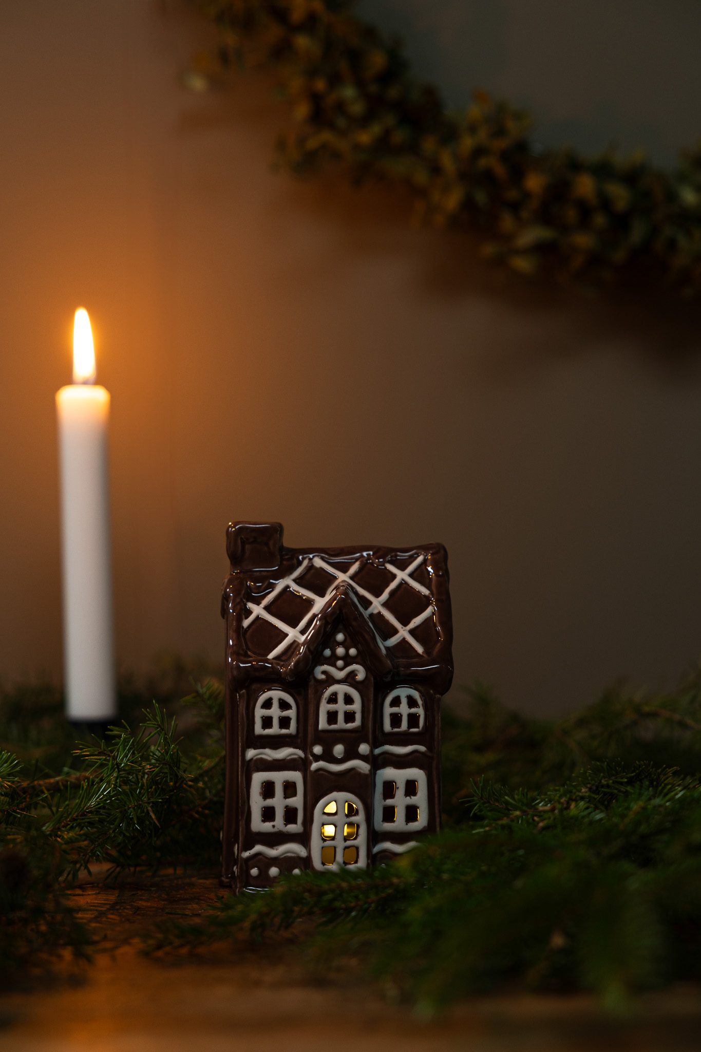 Huslykta Julbyn nr 1. pepparkakshus i keramik 14 cm - 6