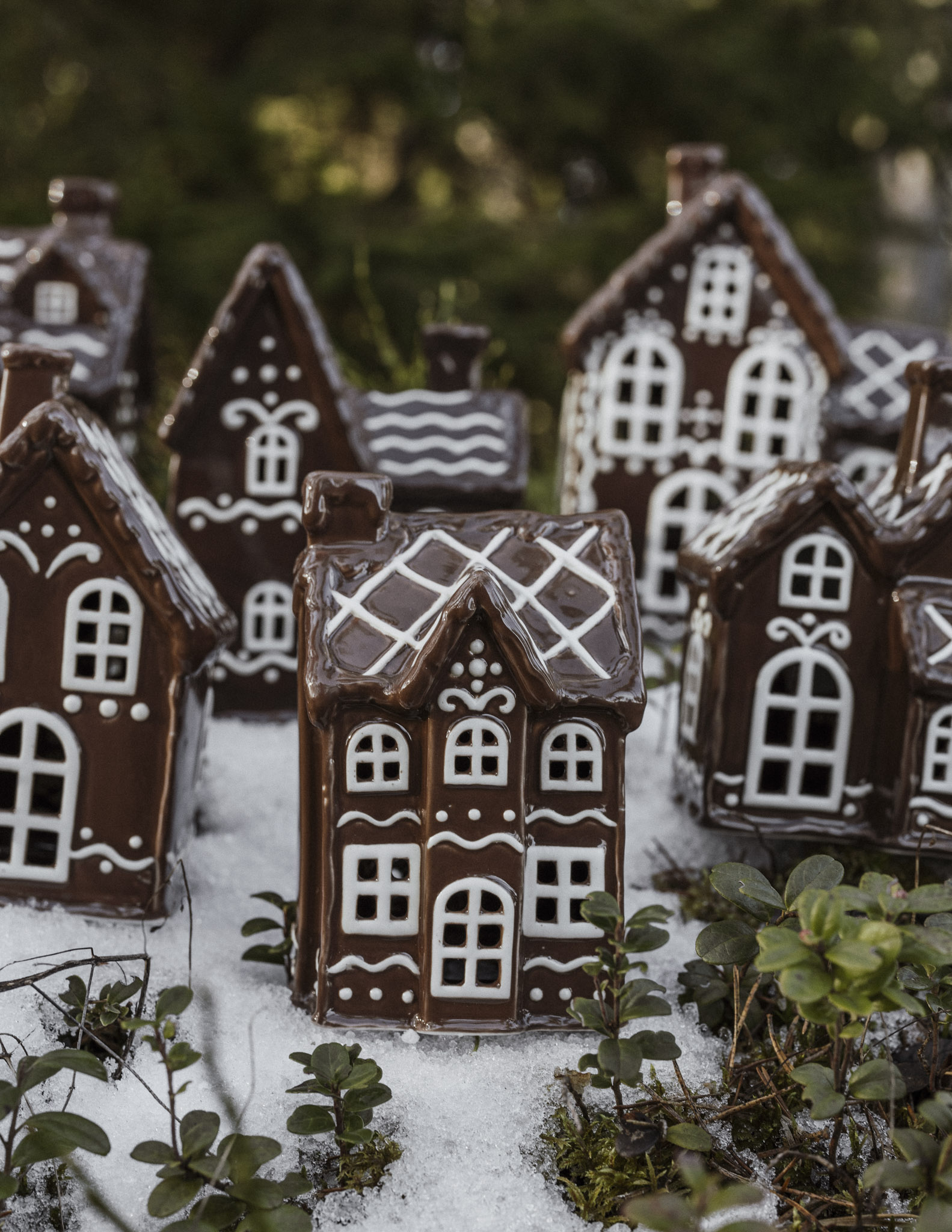 Huslykta Julbyn nr 1. pepparkakshus i keramik 14 cm