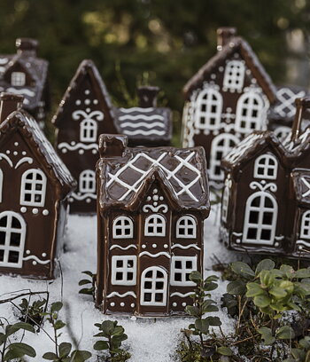 Huslykta Julbyn nr 1. pepparkakshus i keramik 14 cm