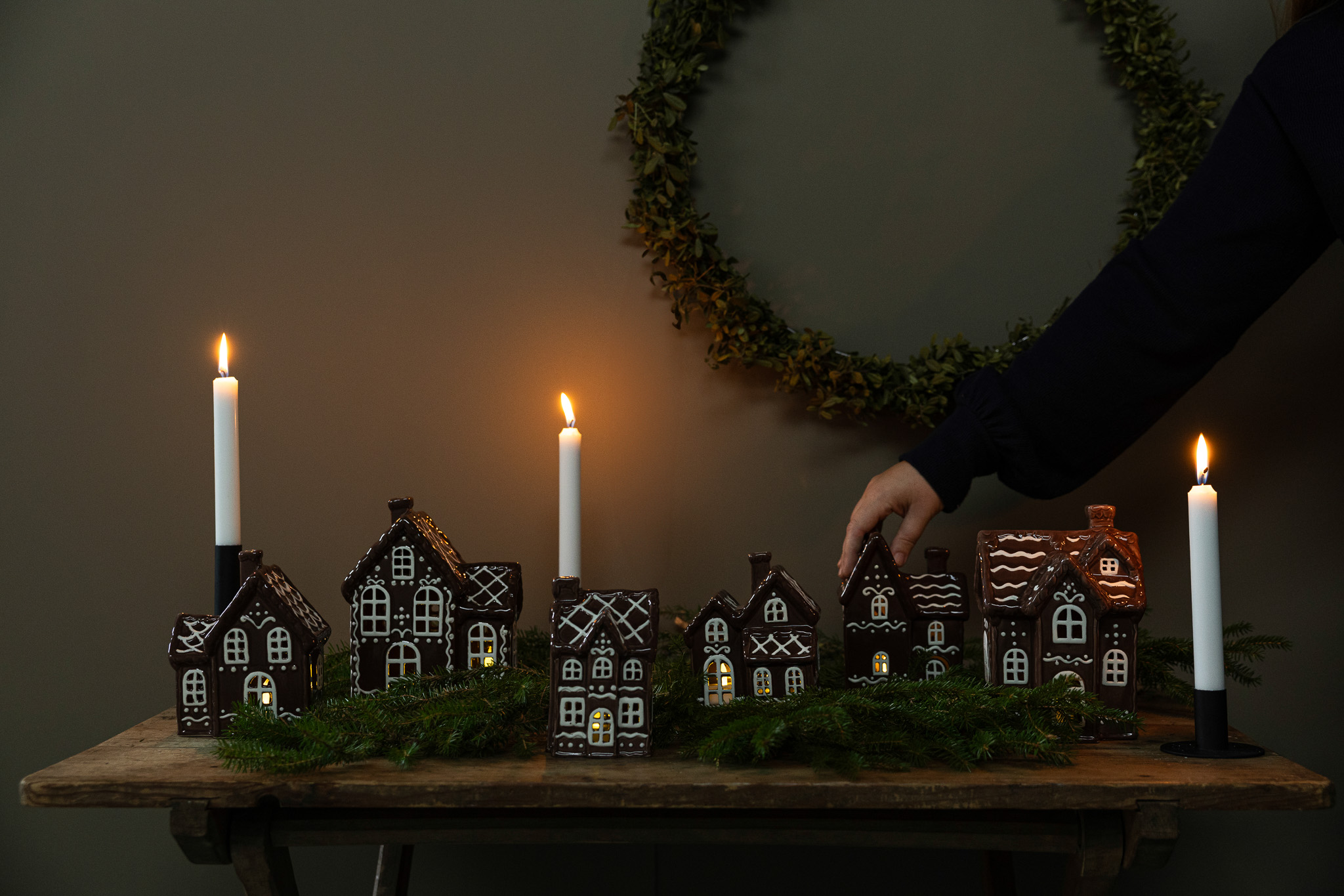 Huslykta Julbyn nr 1. pepparkakshus i keramik 14 cm - 4