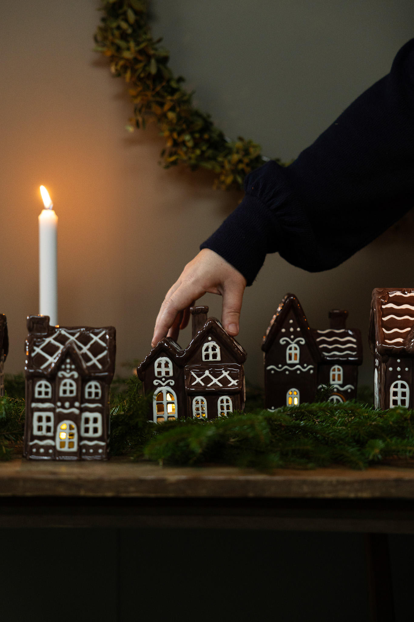 Huslykta Julbyn nr 3. pepparkakshus i keramik 14 cm - 4