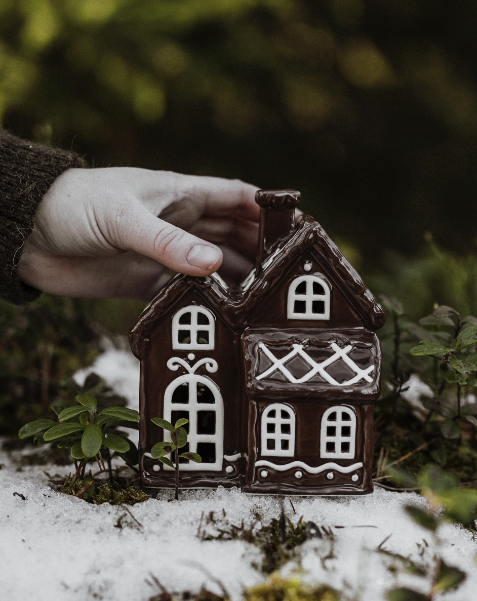 Huslykta Julbyn nr 3. pepparkakshus i keramik 14 cm
