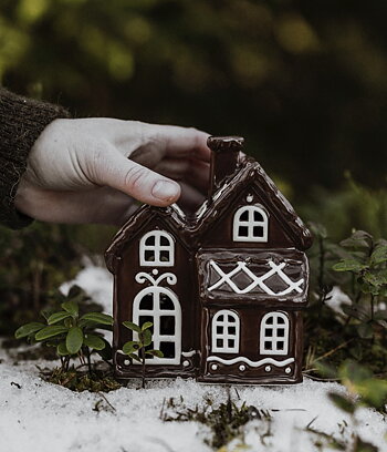 Huslykta Julbyn nr 3. pepparkakshus i keramik 14 cm