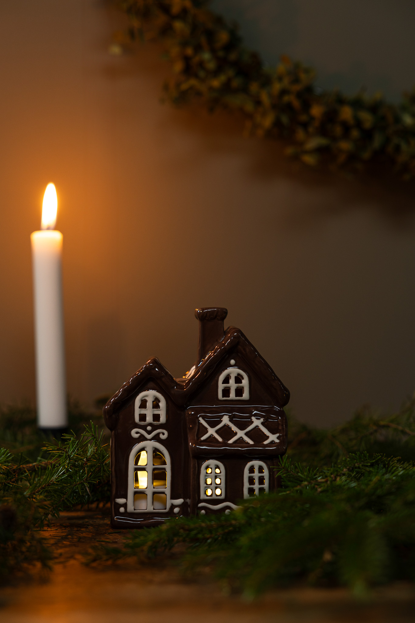 Huslykta Julbyn nr 3. pepparkakshus i keramik 14 cm - 6