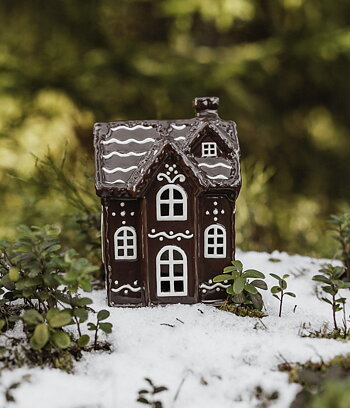 Huslykta Julbyn nr 4. pepparkakshus i keramik 199cm