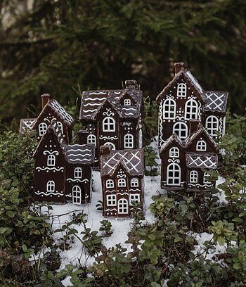 Huslykta Julbyn nr 4. pepparkakshus i keramik 199cm