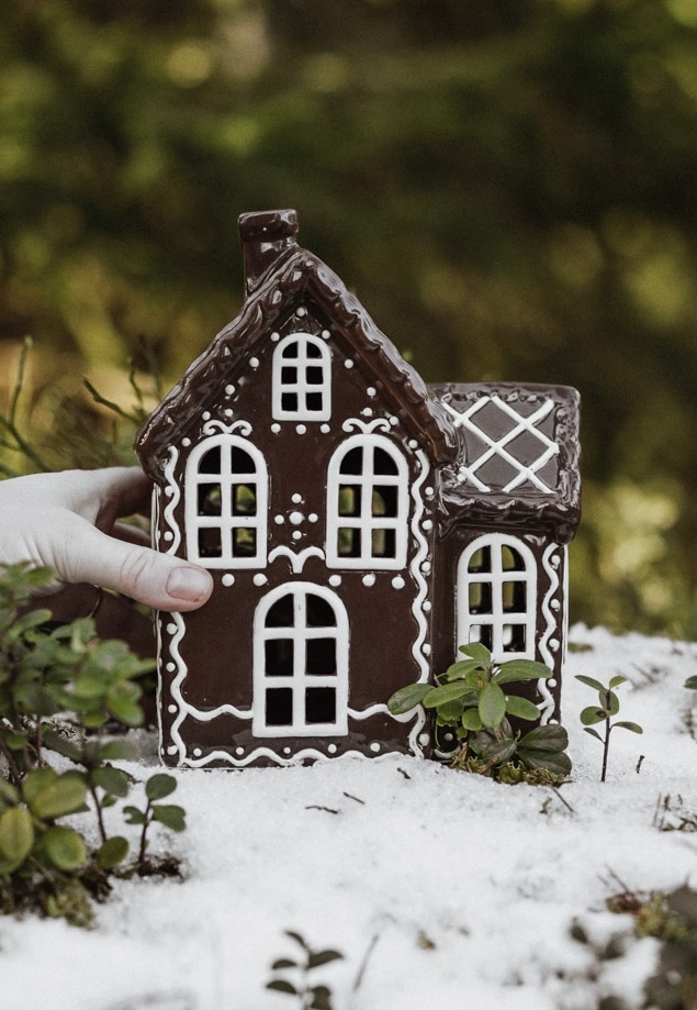 Huslykta Julbyn nr 5. Pepparkakshus i keramik 20 cm