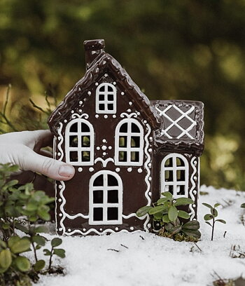 Huslykta Julbyn nr 5. Pepparkakshus i keramik 20 cm
