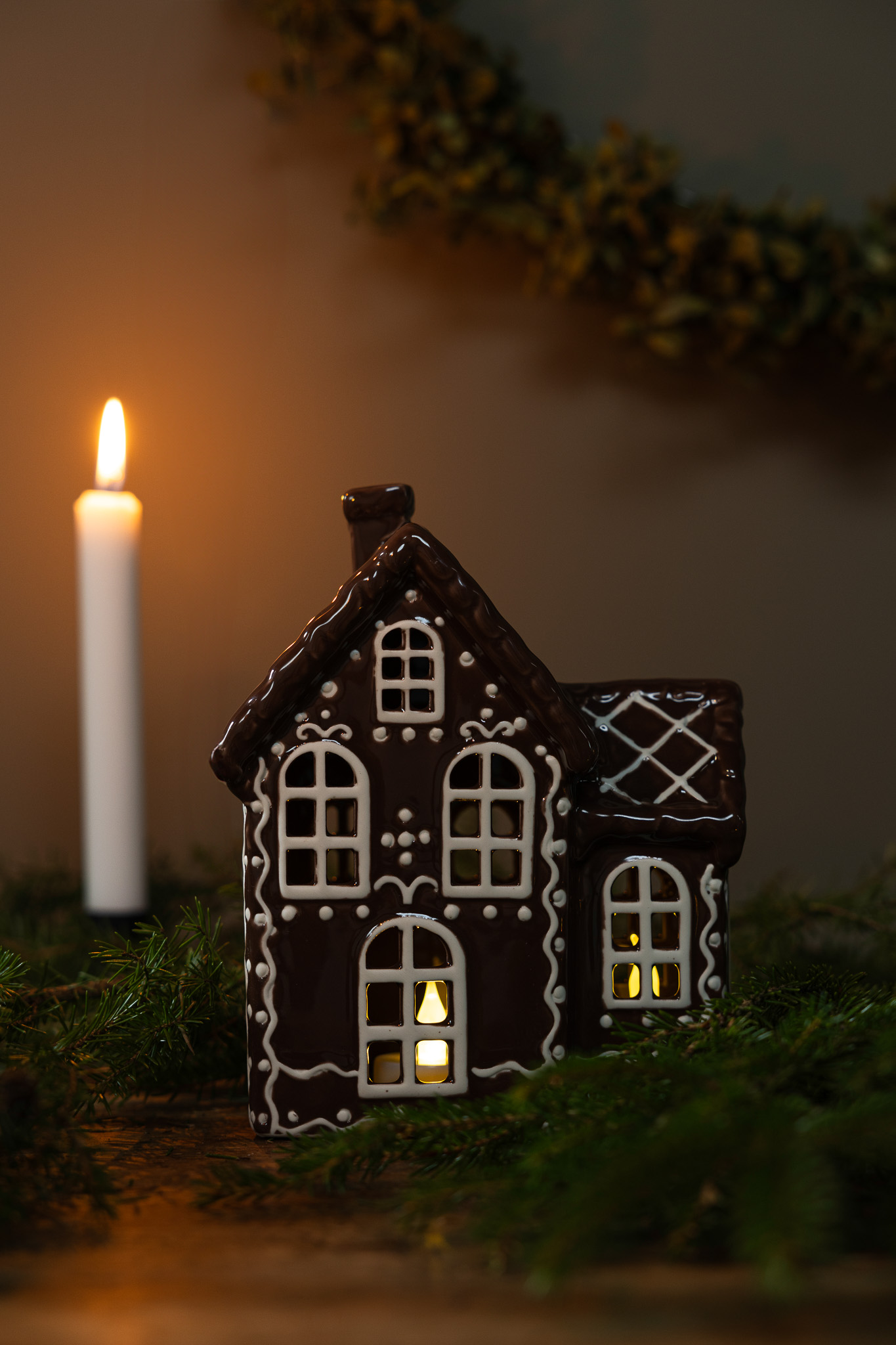 Huslykta Julbyn nr 5. Pepparkakshus i keramik 20 cm - 5