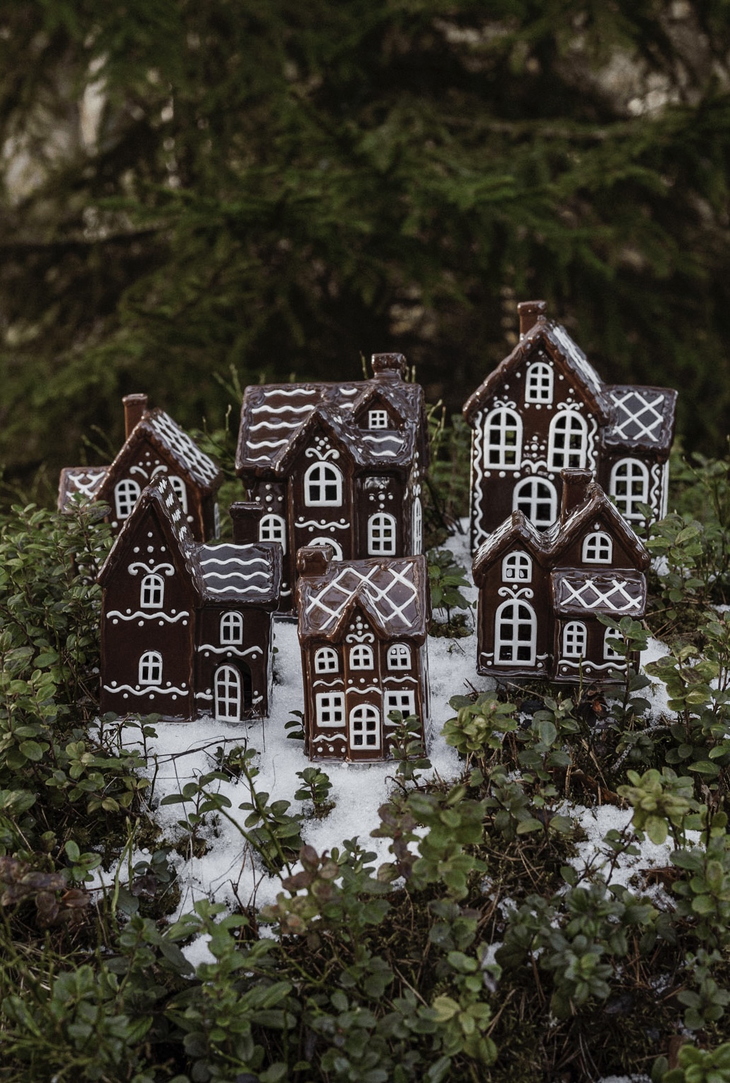 Huslykta Julbyn nr 5. Pepparkakshus i keramik 20 cm