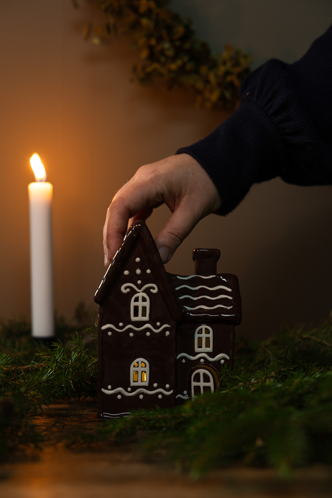 Huslykta Julbyn nr 6. Pepparkakshus i keramik 20 cm - 5