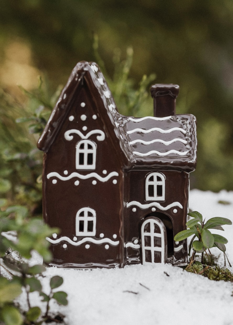 Huslykta Julbyn nr 6. Pepparkakshus i keramik 20 cm