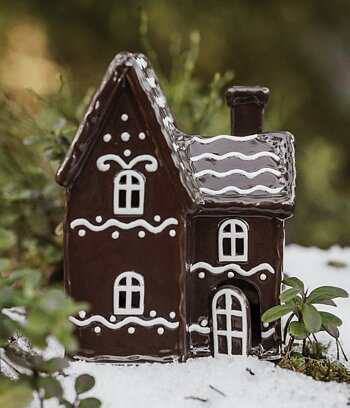Huslykta Julbyn nr 6. Pepparkakshus i keramik 20 cm