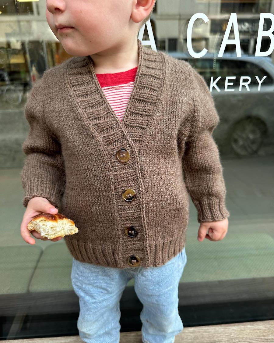 Eva cardigan junior  Petite Knit stickmönster