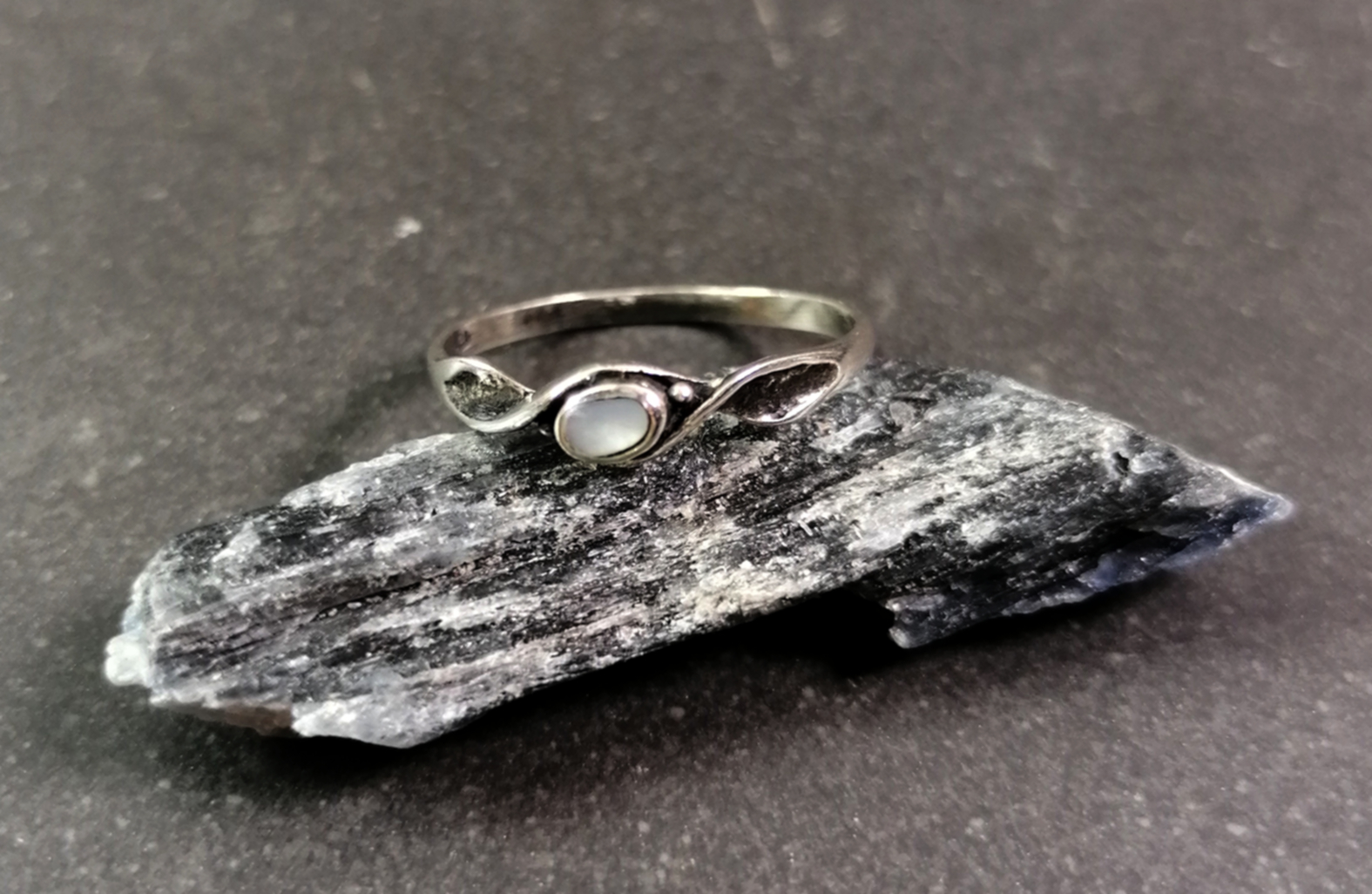 Tvinnad Ring Silver med Pärlemor