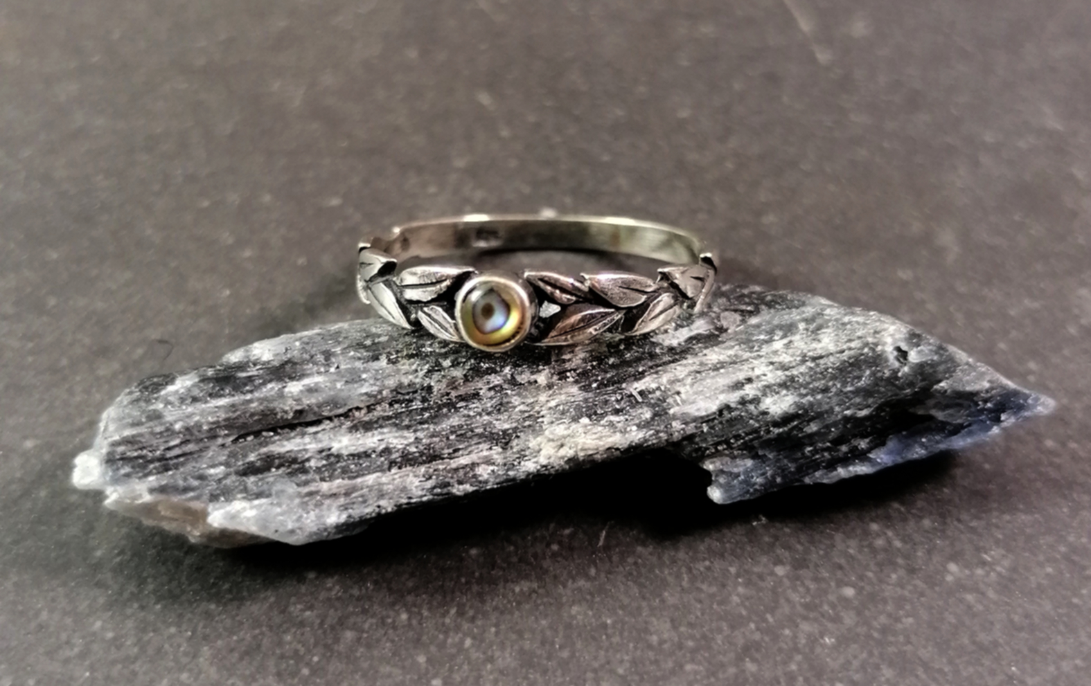 Ring i Silver med Blad Design och Abalone