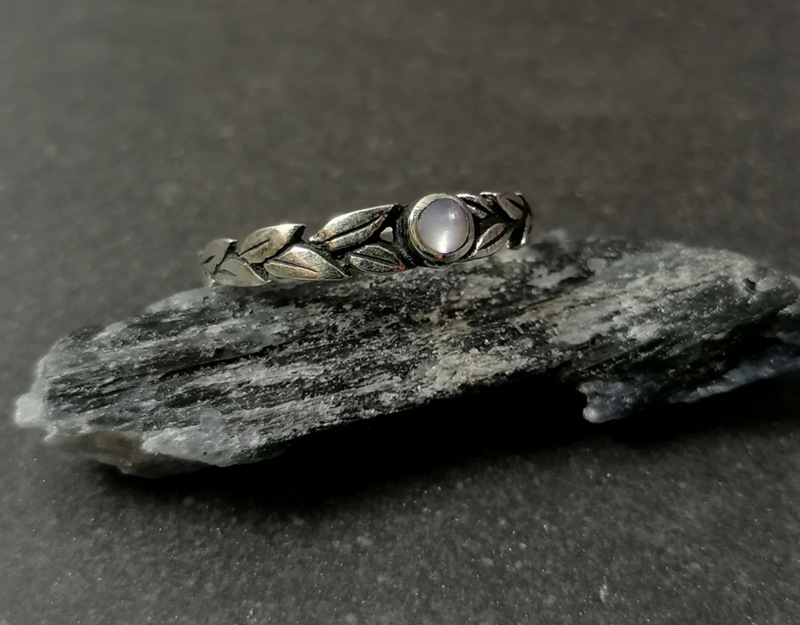 Ring i Silver med Blad Design och Pärlemor