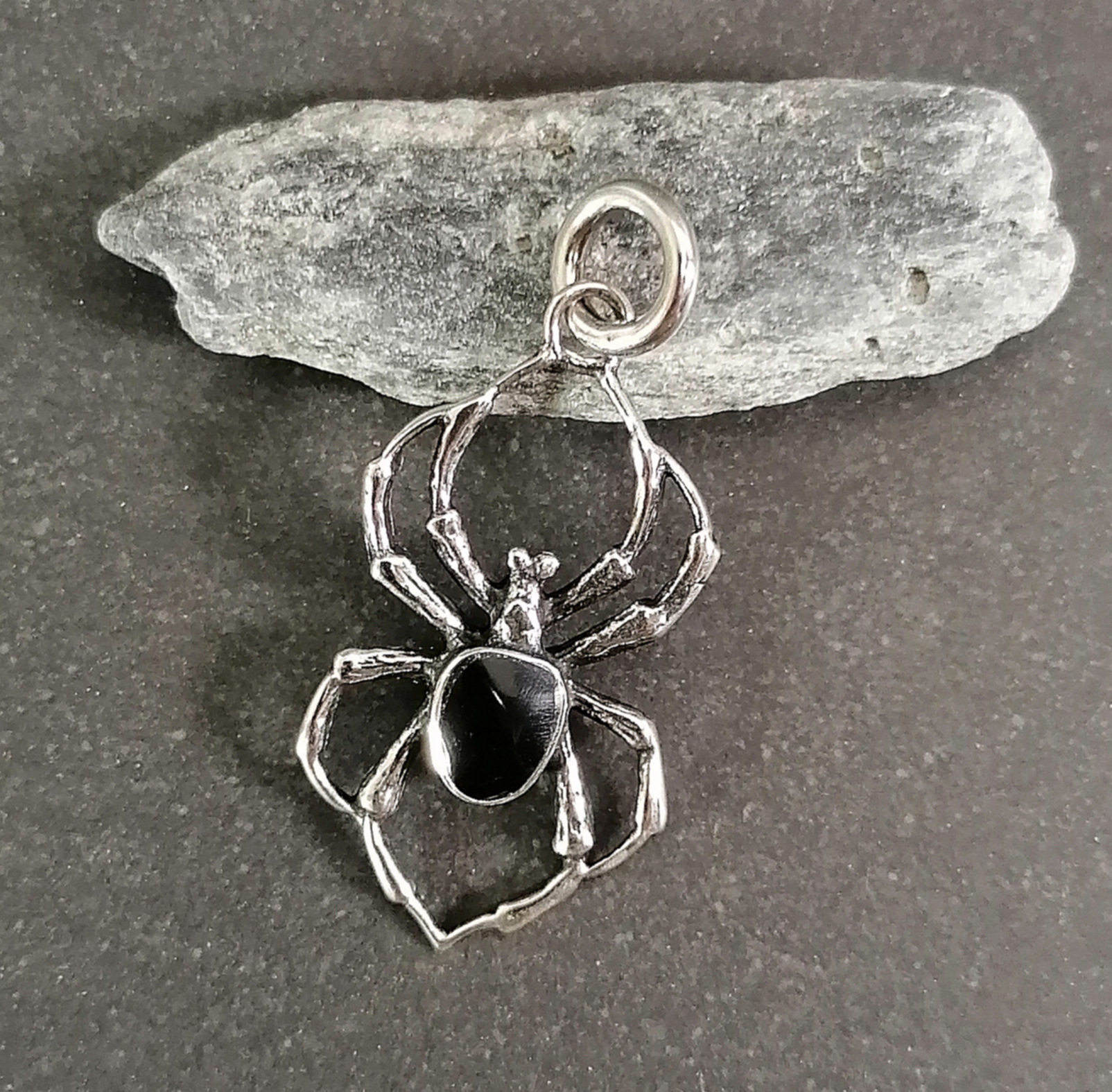 Spindel med Svart Onyx - Hänge i Silver