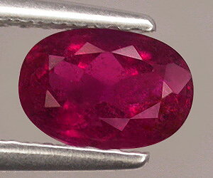 Piedra preciosa de espinela roja de talla ovalada natural rara de 0,70 ct