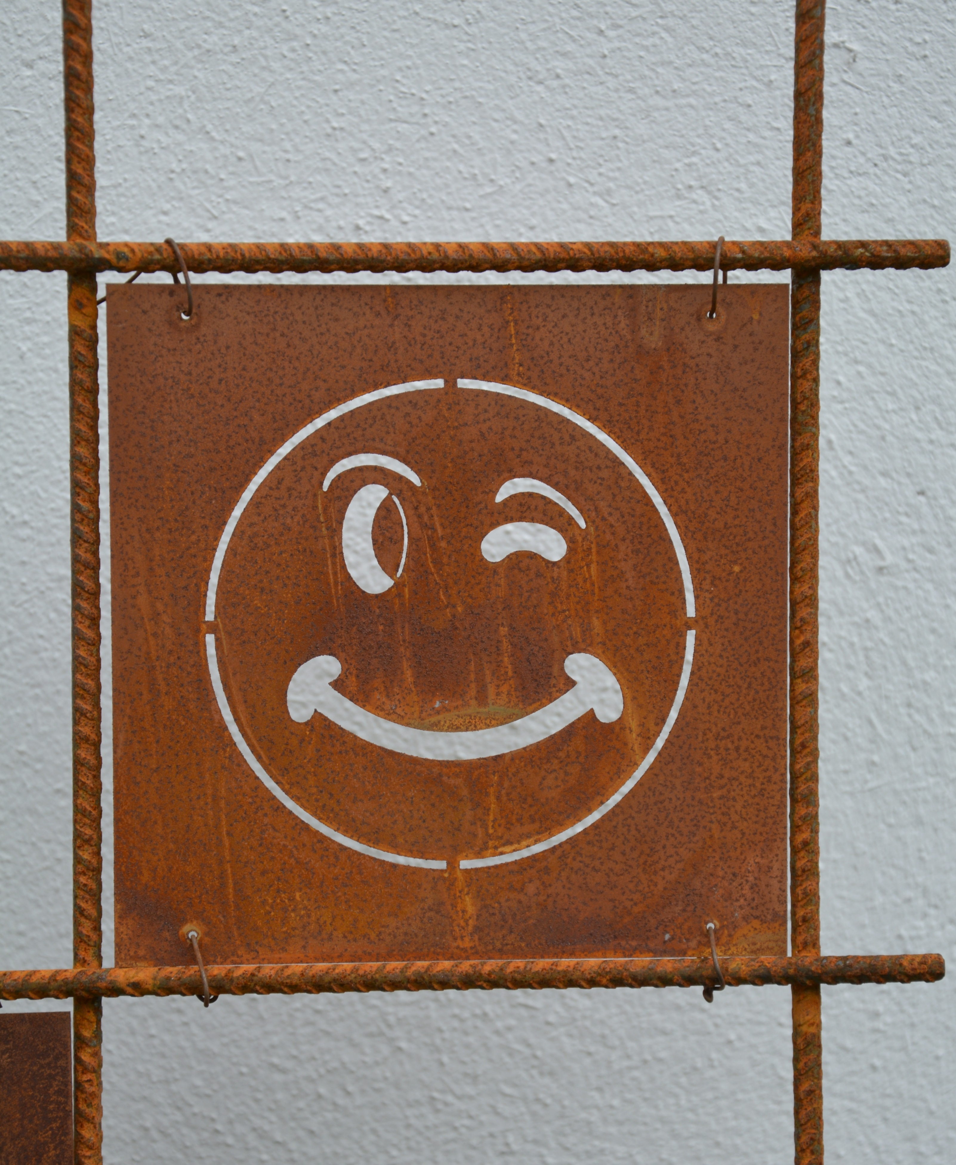 Rostig skylt till armeringsnät SMILEY 14 cm