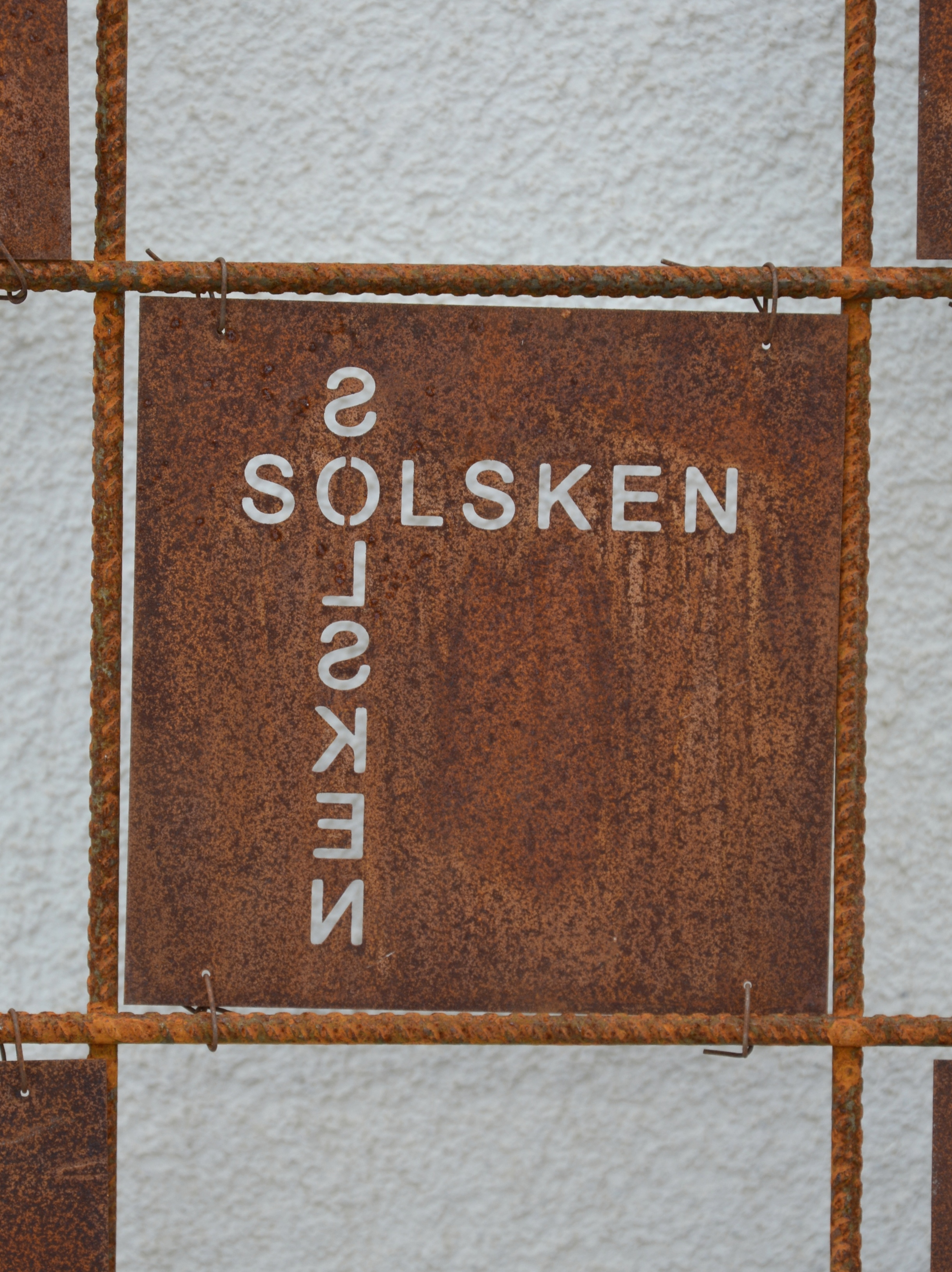 Rostig skylt till armeringsnät text: SOLSKEN 14 cm