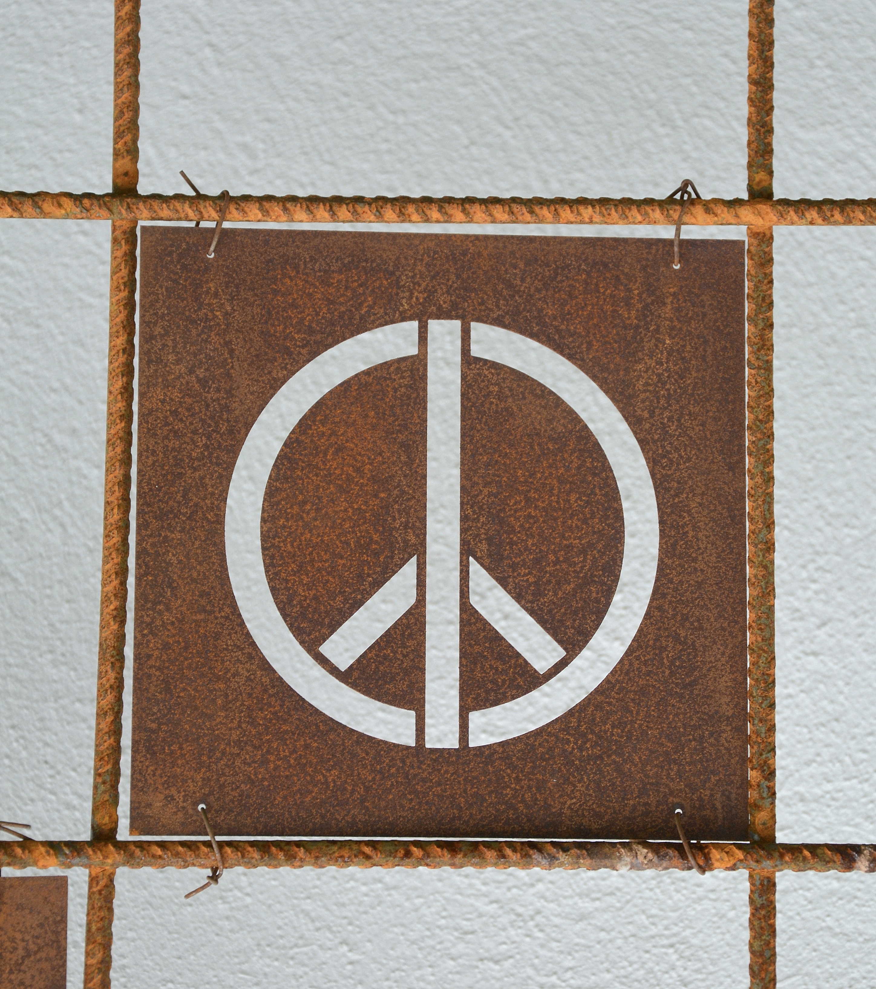 Rostig skylt till armeringsnät PEACE 14 cm