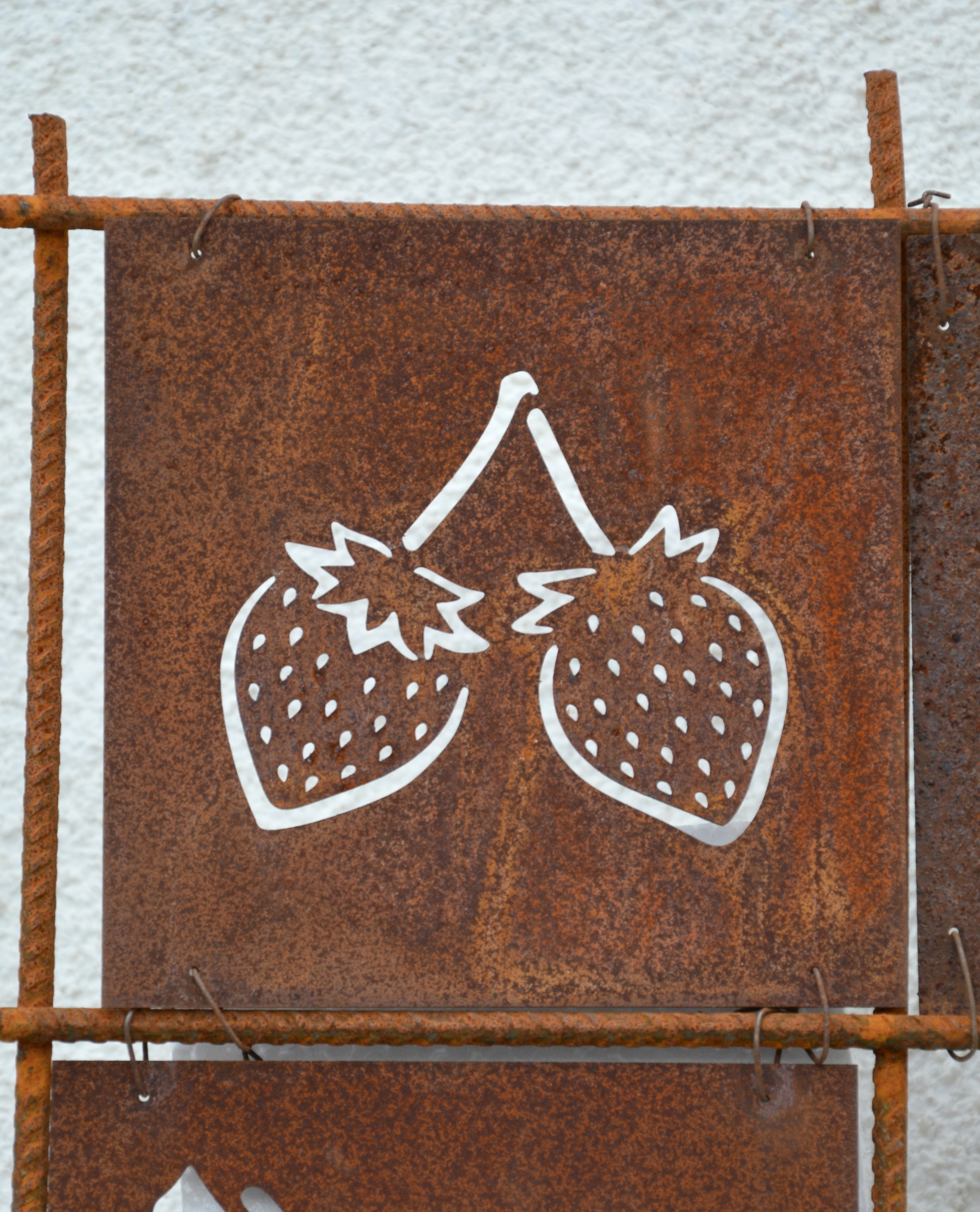 Rostig skylt till armeringsnät JORDGUBB 14 cm