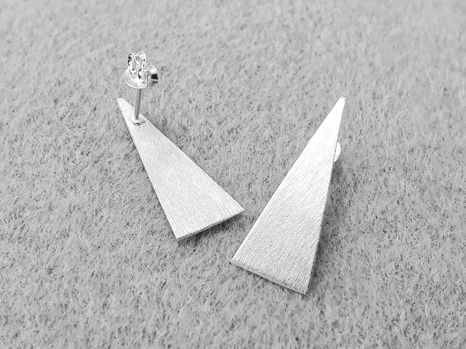 Matt platt avlång likbent triangel ca. 25x10mm, örstick