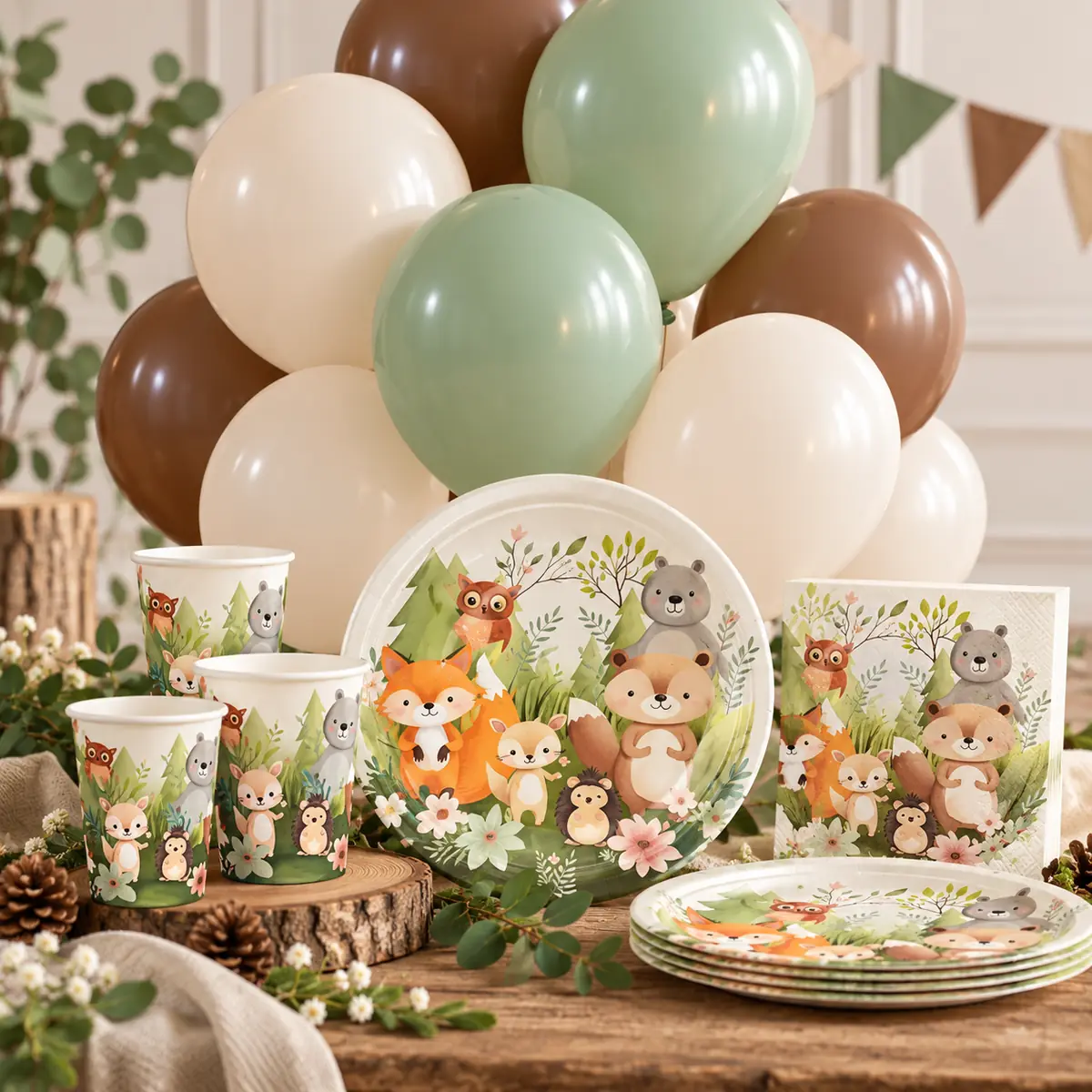 Kalaspaket Forest Woodland med tallrikar, muggar, servetter och ballonger i grönt, ivory och brunt