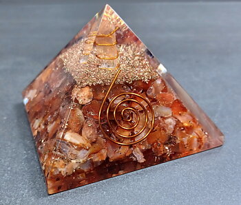 Orgonit Pyramid med Karneol & Bergkristallspets