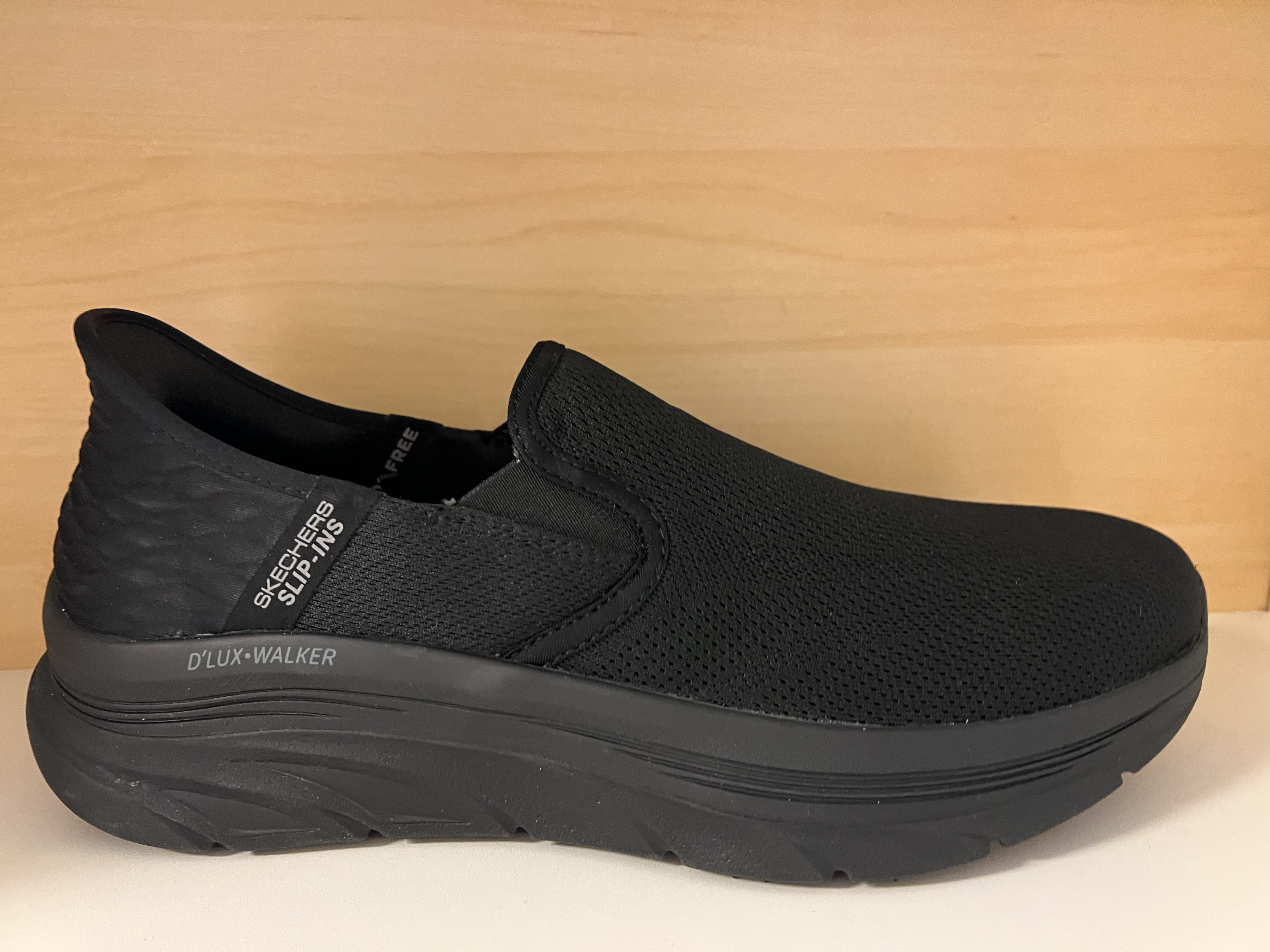 Skechers herrsko Mens D´lux Walke. Med Memory Foam innersula och den smidiga Slip-ins hälen (bara att kliva i utan att böja sig eller använda skohorn). Rymlig passform vid tå och framfot.
