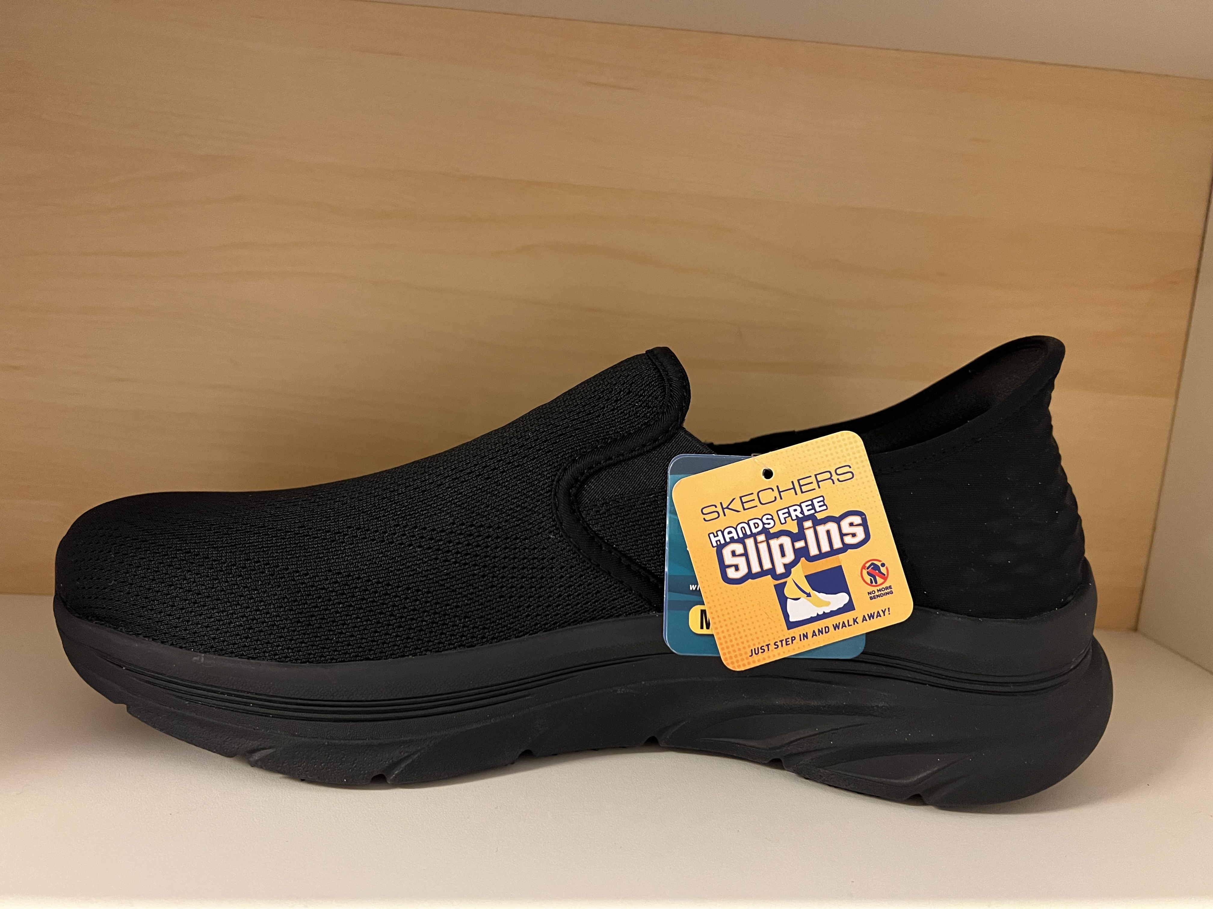 Skechers herrsko Mens D´lux Walke. Med Memory Foam innersula och den smidiga Slip-ins hälen (bara att kliva i utan att böja sig eller använda skohorn). Rymlig passform vid tå och framfot. - 2