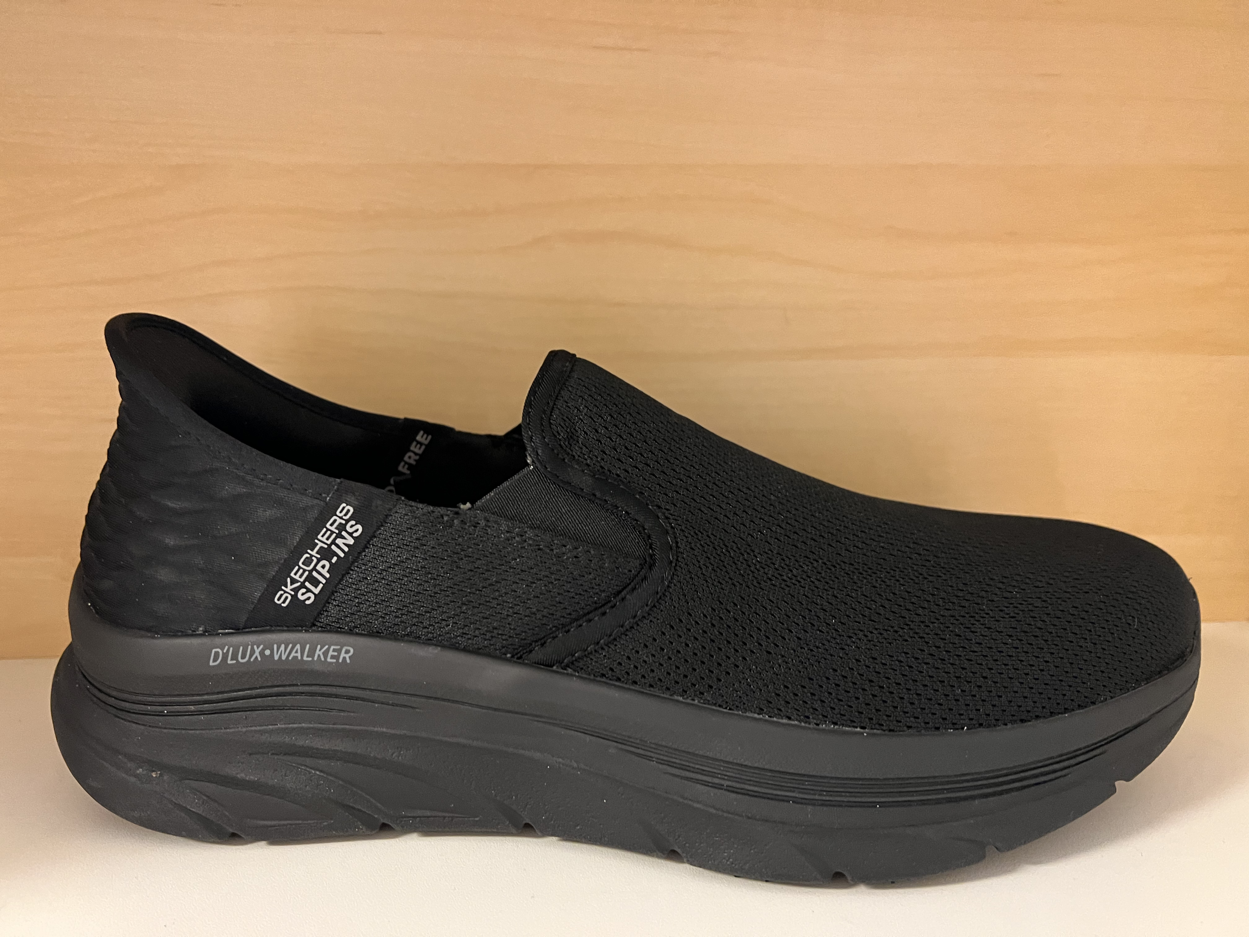 Skechers herrsko Mens D´lux Walke. Med Memory Foam innersula och den smidiga Slip-ins hälen (bara att kliva i utan att böja sig eller använda skohorn). Rymlig passform vid tå och framfot. - 4