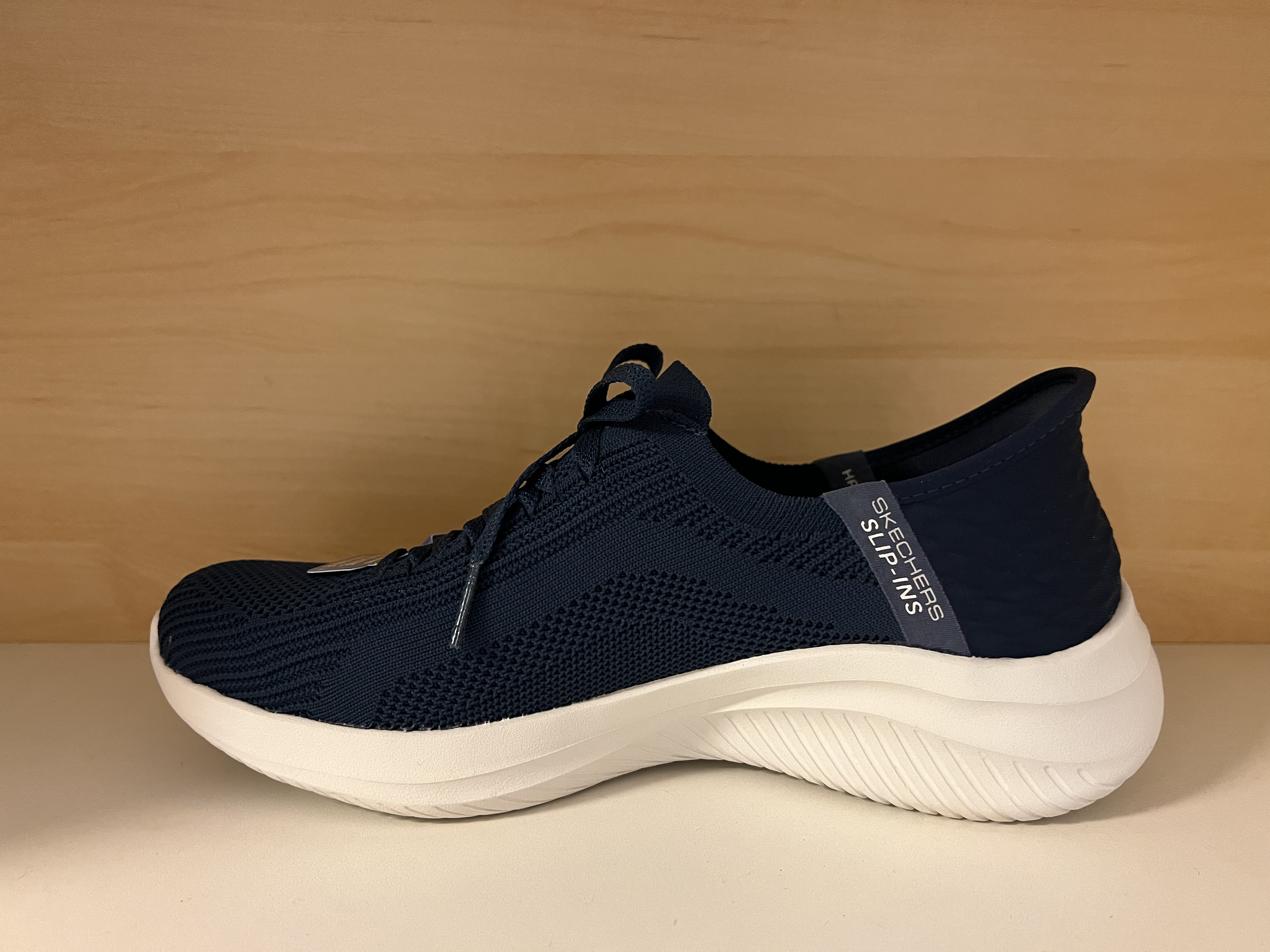 Skechers Womens Ultra Flex. Slip-ins och med Memory Foam innersula. Marinblå, vit sula.  - 3