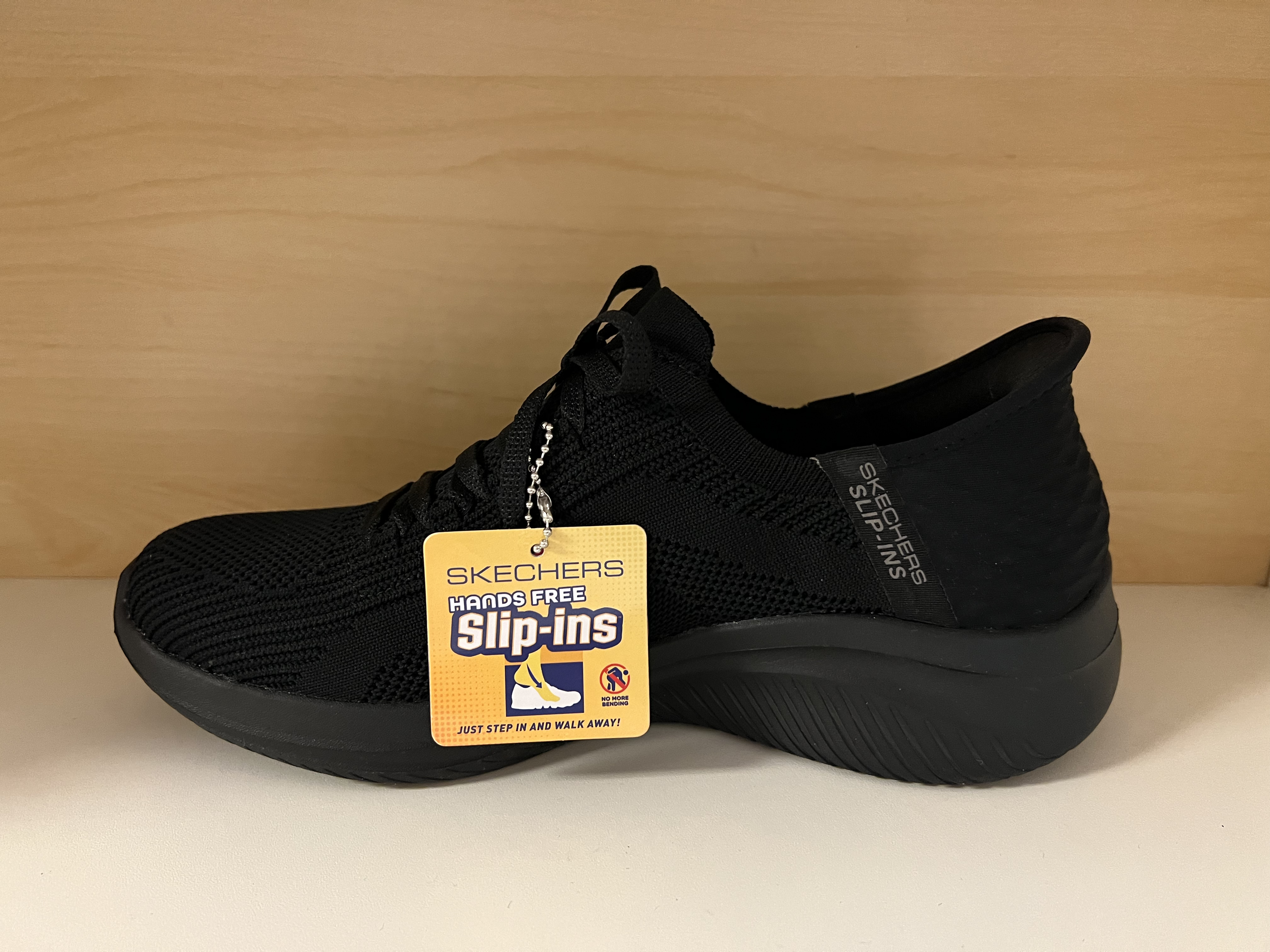 Skechers Womens Ultra Flex. Slip-ins=bara sticka in foten utan att böja sig eller använda skohorn (Snörningen är bara prynad) Svart med svart sula. - 4