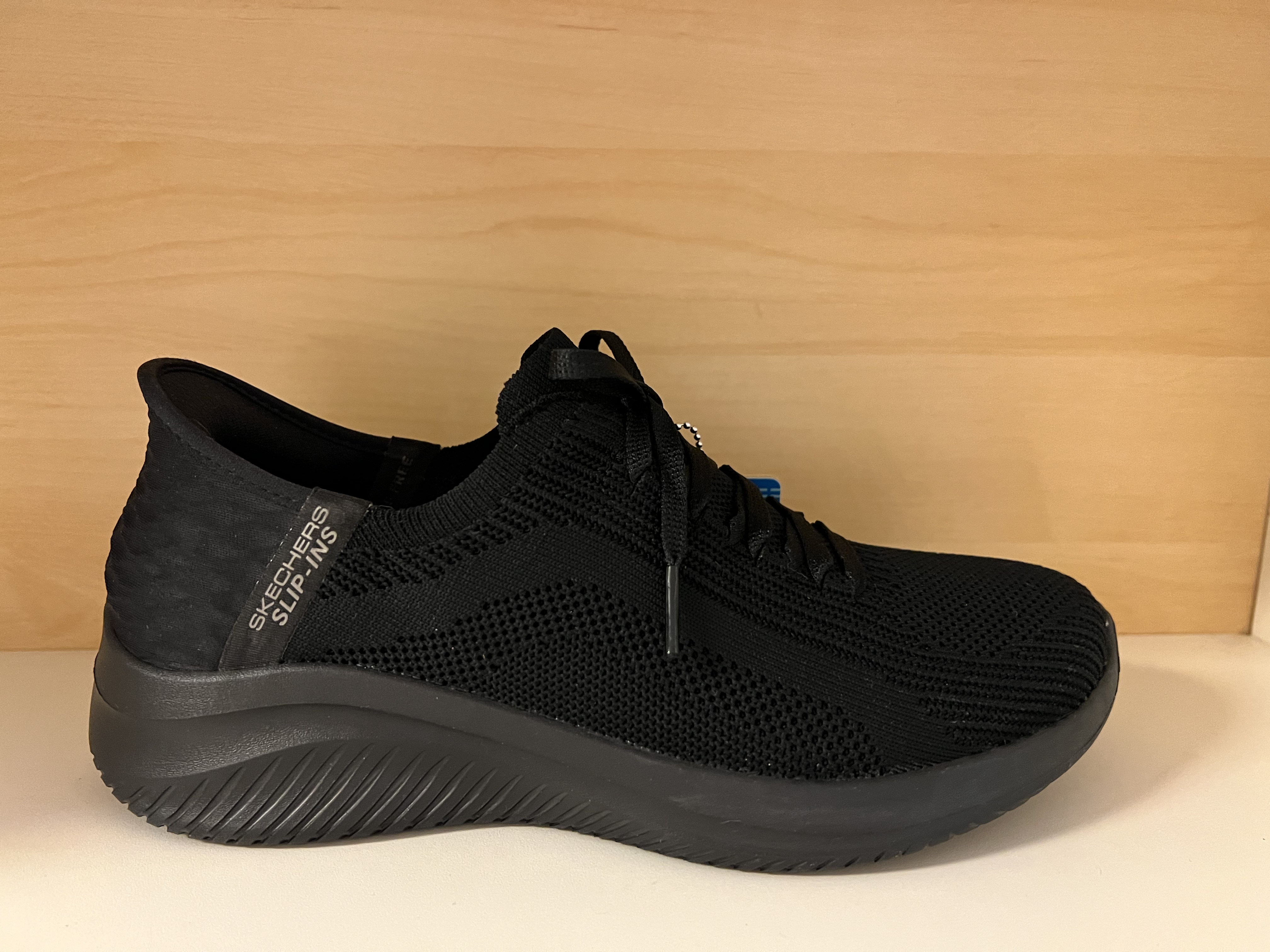 Skechers Womens Ultra Flex. Slip-ins=bara sticka in foten utan att böja sig eller använda skohorn (Snörningen är bara prynad) Svart med svart sula.