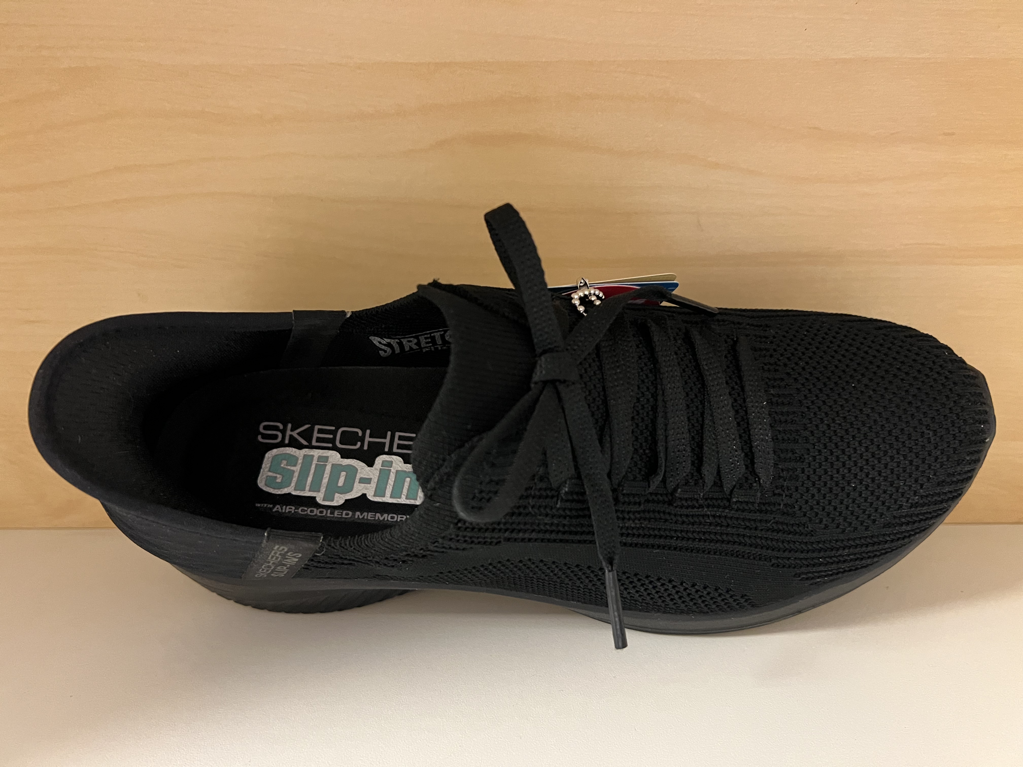 Skechers Womens Ultra Flex. Slip-ins=bara sticka in foten utan att böja sig eller använda skohorn (Snörningen är bara prynad) Svart med svart sula. - 3